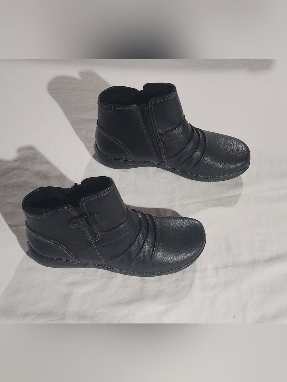 Clarks Unloop Top Black Leather Ankle Boots Size 9.5 - Picture 3 of 8